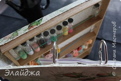 Когда клеила обложку то немного заходила на сами полочки, стык обклеен джутовой косичкой (фото 13)