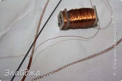 Для аккуратного обрамления мне нужна была такая крученная проволка-зовут ее канитель..но готовую я у нас не могла найти, поэтому проволочка на какой-то детальке-катушке+ тонкая спица+ усердие в накручивании и вуаля! Готова моя канитель, причем в эконом варианте, из семьи ни копейки на сторону производителей канители не пошло! (фото 6)