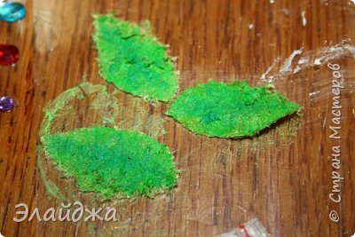 Листики-махровая тканюшка, но тоже тут покрашенная красками, сохнет. Потом по сухому рукой можно легко ее распушить (фото 5)