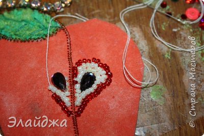 "Зернышки"-это тоже перекрашенные стразы розового цвета. Использовала черный маркер. Теперь заполняем яблоки бисером . Аккуратно пришиваю каждую делая имитацию серединки (фото 8)