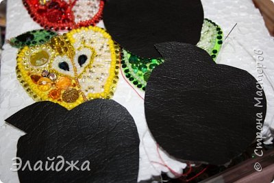 Из кожзама вырезала задники. Но тут меня ждал сюрприз! Вырезала не той стороной! Благодаря этому появилось у меня "зеркальное" синее яблоко. А сначала, как и по заданию Вики делала 3, пришлось доделывать (ну не пропадать же заднику?! (фото 13)