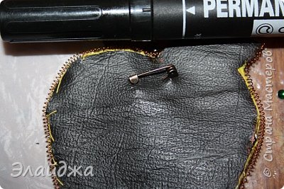Теперь аккуратно пришиваем, а может и не совсем аккуратно. При помощи черного маркера все видимые с обратной стороны ниточки я закрасила . Вот с права закрашено, а с лева еще видны желтые стежки. (фото 16)
