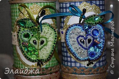 И вот на ленточку в тон подвязываем яблочки. Тут видна моя оплошность в вырезании кожзамовых задников. Поэтому и синее яблоко получилось! Но это даже к лучшему, теперь у меня все паетки по основным цветам.. (фото 26)