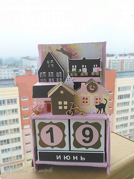 Работа №2
Вечный календарь"А у нас во дворе"
Размер 14 х 23,5 см.
Материал: картон, ткань, бумага, вырубка, чипборд (фото 5)