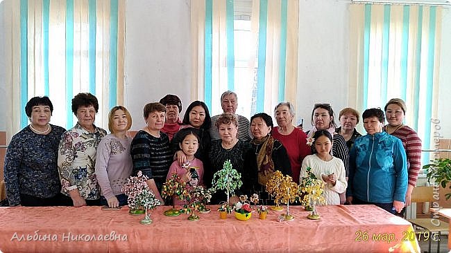 Члены клуба на выездном мастер классе в с. Гурульба, вот на переднем плане девчушки стоят с цветочками в руках и в волосах это я им давала мк по изготовлению нарциссов из фоамирана (фото 61)