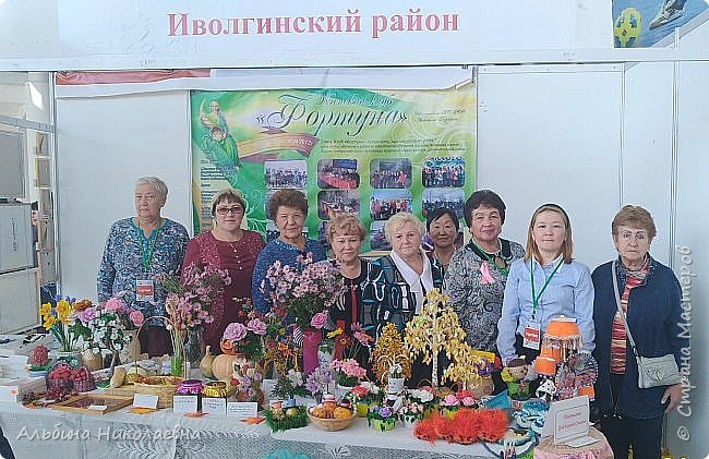 Здесь не все конечно, члены клуба на ежегодной выставке-продаже В Улан-Удэ, там слева мой стол с моими канзашками, это не вся выставка, ежегодно администрация города проводит, и ежегодно мы возмущаемся малым количеством мест, предоставляющим району. (фото 62)