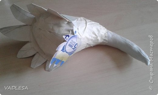 Из тонкого картона приклеила лепестки. Немного их выгнула и обмазала тонким слоем массы. Дала высохнуть и пошла лепить, налеплять всякую красивость. (фото 5)