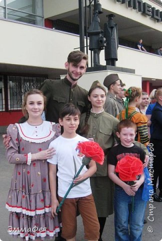 Подарили один цветок артистам - студентам, приехавшим на Поезде Победы (фото 13)