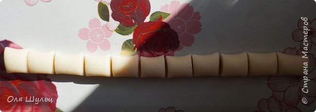 Переходим к лепке вареников.
Между переходом от коричневого теста к белому не забываем мыть руки)))
Раскатываем руками "колбаску", делим ее на равные части с помощью стека. (фото 14)