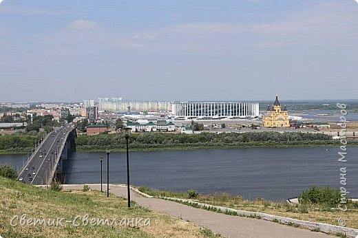 Доброго времени суток, Страна!
 В сегодняшнем продолжении репортажа о семейном отдыхе в Нижнем Новгороде хочу рассказать о посещении церкви и двух монастырей. Прежде всего хочу отметить, что в городе огромное количество соборов и храмов. И это не может не восхищать! Конечно же, мы посетили некоторые из них и сегодня хочу посвятить этому отдельный репортаж.
На фото вид на Собор Александра Невского. К сожалению, внутри мы не были. Просто полюбовались им на пути к другой святыне - Благовещенскому мужскому монастырю. (фото 1)