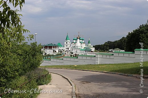 Ну, а теперь переместимся в противоположную часть города, к Вознесенскому Печерскому мужскому монастырю.
Еще на подходе к нему открывается необычайно красивый вид. Не могла удержаться, сделала несколько фото с разного расстояния. (фото 13)