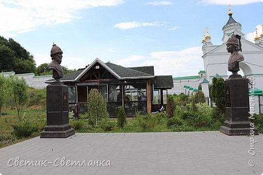 Домик на заднем плане - это трапезная, где можно попробовать монастырских пирожков с чаем) (фото 24)