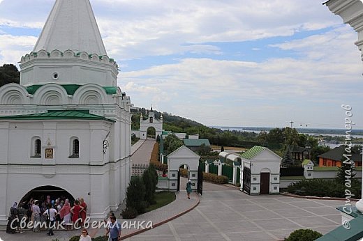 Вид, открывающийся с балкончика. На фото плохо видно, а вживую достаточно хорошо видна еще одна яркая достопримечательность Нижнего Новгорода - канатная дорога. (фото 38)