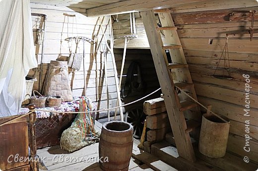 Под лестницей виден проход "во двор" - это уже не изба, но закрытая часть, вроде сарая, где в холодное время держали скотину, сено, хозяйственный инвентарь. (фото 5)