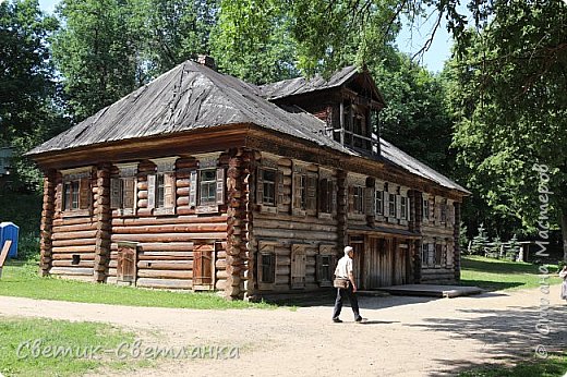 А вот это уже дом зажиточных. Это сразу видно и по размеру и по украшениям. (фото 9)