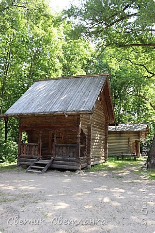 Это строение и следующее за ним - амбары. Узнала, что в амбарах, помимо зерна, оказывается, хранились еще и все ценные вещи. Потому амбары и запирались серьезно. А вот дом могли и вовсе не запирать - там ничего ценного не держали. 
На переднем плане амбар побогаче -и внутри основательно сделан, и крыльцо у него нарядное, не всякому хозяину по карману было построить такое. В амбар тоже можно зайти посмотреть. (фото 13)