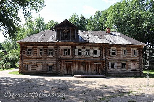 Изначально это были два отдельных дома. И сейчас еще можно рассмотреть два бревенчатых сруба справа и слева и центральную, объединяющую их, пристройку. Принадлежали дома двум братьям, которые впоследствии и объединили их. Занимались братья извозом, держали телегу и  лошадь (или лошадей), под эти нужды и был предназначен первый этаж центральной части. На втором этаже разместились общие комнаты, как я поняла что-то вроде гостиной или столовой. Дом переходил в этой семье по наследству от родителей к детям. Наконец, последние хозяева посчитали, что его содержание им не по силам и передали дом в дар музею при условии, что его будут реставрировать и поддерживать в должном виде. Гид рассказала, что до сих пор наследники периодически приезжают в музей навестить дом своих предков. (фото 12)