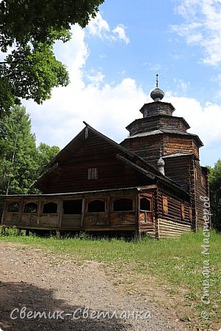 Церковь большая, по моему, и в наши дни в ней по особым праздникам, всего несколько (или даже один) раз в год проходят службы. (фото 16)