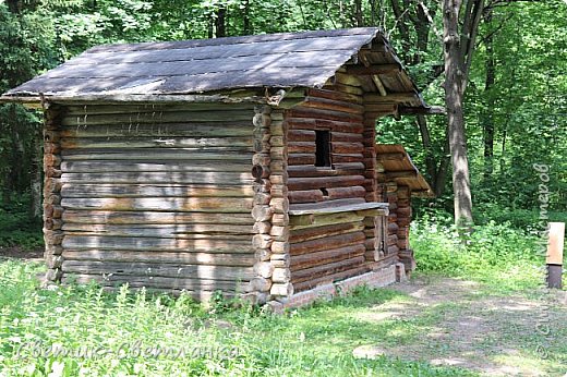 Овин верховой. Предназначен для сушки снопов. Снопы располагаются в верхней части, их передают через окошко и располагают на бревенчатом настиле, в котором прорублено отверстие. В нижней части разводится и поддерживается огонь. Работу эту обычно выполняли люди пожилые. (фото 28)