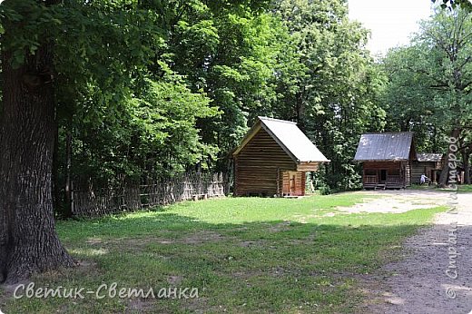 Возвращаемся обратно, еще раз наслаждаемся видами.
Сразу три амбара, представленных в музее. (фото 33)