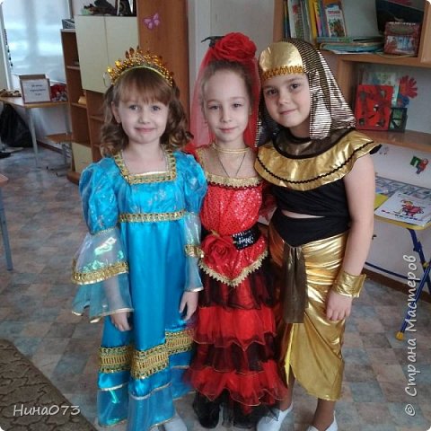А вот наши детки в Новогодних костюмах, которые теперь отлично знают традиции этих стран и национальные костюмы . Благодарю всех , кто заглянет на мою страничку. Всем добра ? (фото 5)
