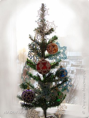 Снежинками можно украсит ёлочку, а можно и ёлочные шары. (фото 3)