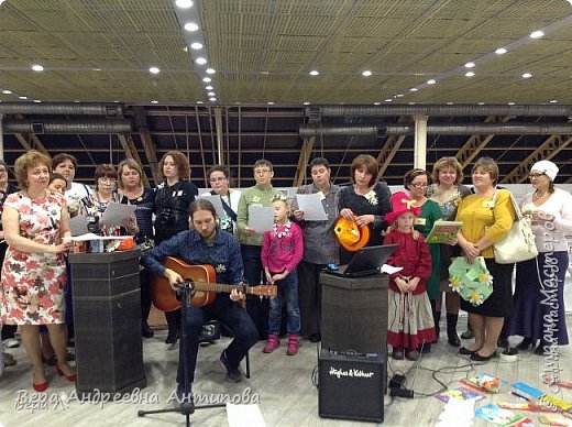 Как душевно мы пели Гимн Страны Мастеров на закрытии выставки.Этого не забыть!  И еще одна благодарность сайту за друга! Справа от меня еще одна моя подруга стоит- Анечка Скворцова- с ней мы тоже познакомились и подружились на курсах, виртуальная дружба переросла в настоящую ,дружба  продолжается и вне сайта! (фото 10)