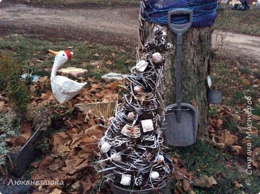 Гусикам сделала по зимней шапке, чтоб не сильно мерзли зимой , охраняя елочку. (фото 12)