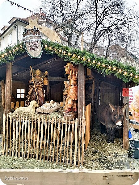 У каждого города есть свой Вертеп , вырезанный из дерева , ну а животные всегда настоящие . (фото 2)