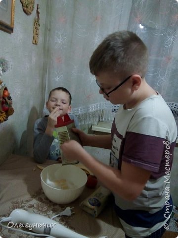 Детки приступили...
Смешиваем мороженое, банан, молоко, ванилин и тертый шоколад... (фото 29)