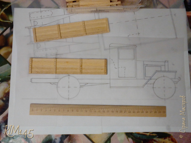 На просторах Интернета были найден чертеж грузовика ЗИС 5В (1942 г.), перенесен без лишней детализации в нужном масштабе на кальку и работа закипела. Первым делом изготавливаем борта кузова, имитируя доски планками липы, а крепеж - шляпками латунных гвоздиков. (фото 2)