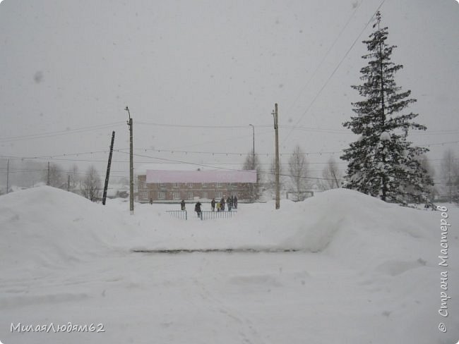 это люди стоят на остановке,  ждут автобус в город (фото 54)