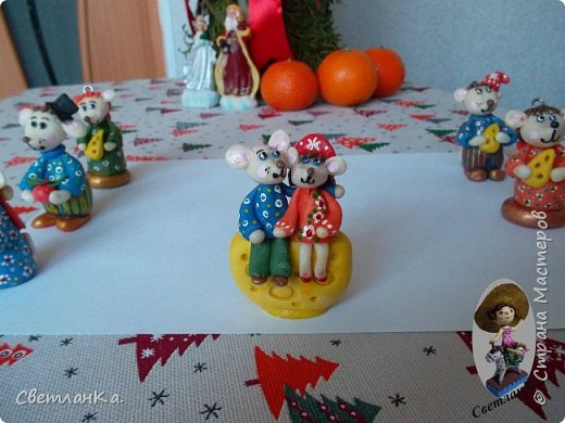 Для года мыши из соленого теста сделала сувениры, новогодние игрушки и магниты. Год мыши для меня особенный - это мой год.
Первый сувенир - для себя любимой.