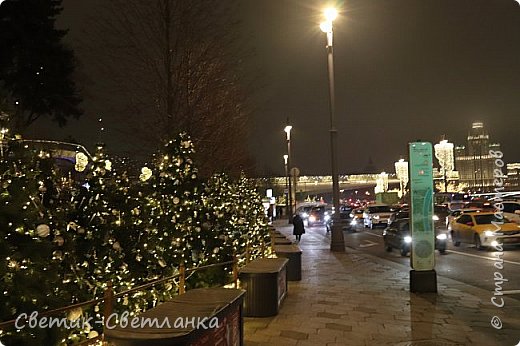 На заднем плане виден "язык" смотровой площадки Зарядья, тянущийся над набережной к самой Москве реке. (фото 21)