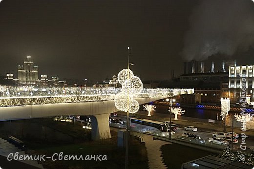 Сама смотровая тоже утопает в огнях! (фото 25)