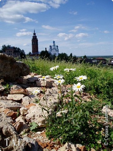 ЧЕРДЫНЬ СЕГОДНЯ

Ты, как баба деревенская,
Но таится тут, в глуши,
Настоящая, вселенская
Глубина  твоей души...

Что, голубка, опечалилась?
Мне ли бед твоих не знать!
Поседела ты, состарилась,
Растеряв былую стать.

И богатства разворованы,
И ларцы твои пусты.
Черной тенью сели вороны
На церковные кресты...

Где тропа была любимая,
Там крапива да пырей.
Не напрасно ли, родимая,
Ждешь своих богатырей?

А леса толпятся около,
Буйный ропот затая.
Видно, счастье ты проокала,
Терпеливая моя... (фото 14)