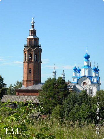 Сударыня Чердынь 

Семь волн неразделимых, семь холмов
Вздымают к Богу, как в молитве руки, 
Кресты церквей старинных и домов 
Седые крыши - всех ветров подруги.

Где вы, Москвы воспетая твердынь,
Античный Рим?... Слагают слоги тучи:
Вот "Чер" - приток, речное устье - "дынь" -
Медвежий угол, край чащоб дремучих.

Когда-то здесь столетия назад
Селилась Чердынь, глядя в сини дали.
Часовни, городище и посад
Меж елей гордым обликом вставали.

О той былинно - сказочной поре
Слагаются поэмы и баллады,
Как древний кремль на Троицкоой горе
Выдерживал жестокие осады.

Как богатырь Полюд среди лесов 
Костры дымил, заметные на бреге,
Предупреждая чердынских стрельцов
О вражьем разорительном набеге.

Язык огня вылизывал дотла
Всё, что древесной силою держалось.
Но Чердынь снова строилась, жила,
В узор камней и зелень обряжалась.

Светился город лицами людей,
гудел как улей, на ладонях пыльных
Соборной и Торговой площадей,
И пел, и горевал в крестах могильных.

Здесь процветало, ширилось, росло
Доходное купеческое дело,
И ежегодно всем чертям назло
Прокопьевская ярмарка кипела.

Ах, Чердынь, Чердынь, ты еще хранишь
Следы былых эпох под небесами.
Зовет к тебе березовая тишь
С печальными зелеными глазами.

Следит за чередою облаков
Собора Воскресенского ракета...
Столица края, ты все пять веков
То в соболя, то в рубища одета.

Но даже перед смертию самой
Не опускалась Чердынь на колени.
Сударыня! Поклон тебе земной
От нас и от грядущих поколений. (фото 5)