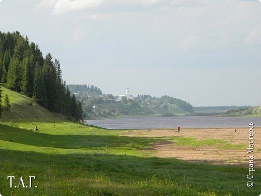 ***
Словно в краске густой акварельной
Кто-то вымазал все облака.
И бурлит над землей беспредельной
Разноцветная эта река.

В кружевах золотого тумана
Солнце вдруг опустилось за лес,
И осталась багровая рана
На сиреневой коже небес. (фото 23)