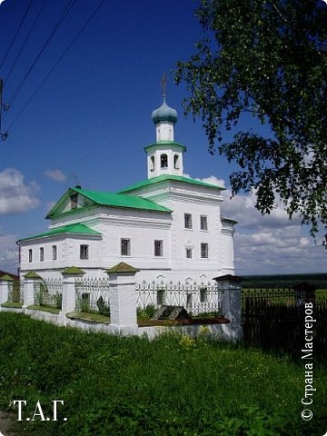 РОДИНА

Родина! А слово-то какое -
Будто лучик первого тепла,
Песни ширь над Колвою-рекою,
Легкий шелест птичьего крыла...

Здесь кукушка трепетно тоскует,
Обещая даль туманных лет,
Новый день с улыбкою рисует
Живописец - пламенный рассвет.

Родина! Черемухи цветенье, 
Нежная июльская теплынь,
И любви нежданное смятенье,
И разлуки горькая полынь.

В кружевах листвы и зимней ночи, 
Под сияньем лунных покрывал
Ты - всеисцеляющий источник,
Ты - мое призвание, Урал!

Родина, твой тяжкий путь приемлю:
Вместе нам и петь, и слезы лить,
Потому что Чердынскую землю
никогда уже не разлюбить.

 (фото 10)