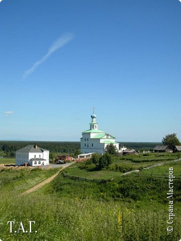 ЦЕРКОВЬ ИОАННА БОГОСЛОВА

У церковной ограды, где густая трава,
непристойны бравады, неуместны слова
Где сомнения рушит свет бескрайних небес,
Истомленные души ожидают чудес.

Белый храм с облаками отражает река,
У него за плечами, как туманы, века.
проникает невольно в сердце жалобный стон -
Это звон колокольный - песня давних времен... (фото 12)