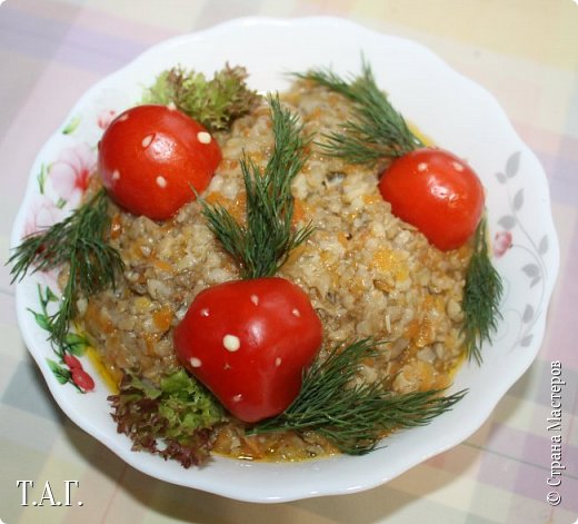 И моя тарелочка. В этот раз я была самой ленивой - продуманной. Готовую грибную икру из синявок украсила помидорными мухоморчиками. (фото 6)