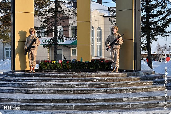   После основной битвы на сцене все участники прошли к стеле памяти павшим воинам, чтобы вместе с молодёжью отдать дань памяти тем, кто погиб на фронтах Великой войны, и тем, кого с нами, к сожалению, уже нет. (фото 29)