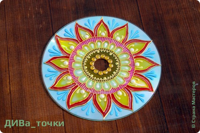 Я готовлюсь активно к лету и сейчас делаю очень много таких солнышек. Для чего? Об этом ниже.
Делаю в двух вариантах. Первый это магнит односторонний на холодильник на диске, один уже подарила маме, ее холодильник как раз у окна и падает солнце. (фото 2)