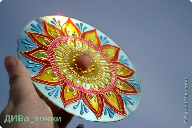 Доброго, почти весеннего, дня, дорогие творческие соседи.
Провожаем зиму, кликаем весну, заманиваем солнышко, ловим его лучики. Для этого нужен ловец солнца - это интерьерный арт-объект из прозрачных разноцветных элементов, который ловит солнечные лучи и заставляет их танцевать. Игрой света можно любоваться бесконечно!
Впервые о нем я узнала от нашей замечательной Ихтиандры https://podjem-tal.ru/user/110615 (фото 1)
