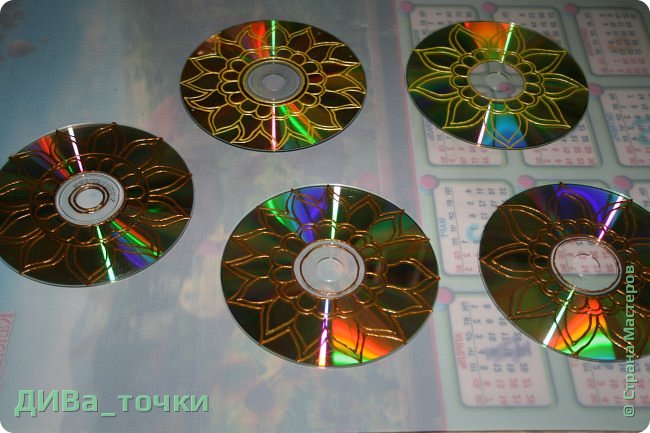 Ну теперь расскажу для чего и почему. Уже 2 года как проходит, а мы с мужем с удовольствием на него ездим фестиваль "Седьмое небо", о нем я рассказывала https://podjem-tal.ru/node/1151644
Эмблемой этого фестиваля является солнце и именно его я изобразила на дисках, т.е. готовлюсь к очередной поездке, будет сувенирная продукция на ярмарку.
А так же по ходу дела родился мастер-класс по витражной росписи и желающие смогут сделать фестивальный сувенир прямо там.
Вот работа кипит: (фото 6)