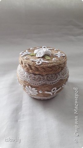 шкатулка - баночка из под крема, шпагат, клей, остатки кружев, полубусины, розочки из ленточки (фото 2)