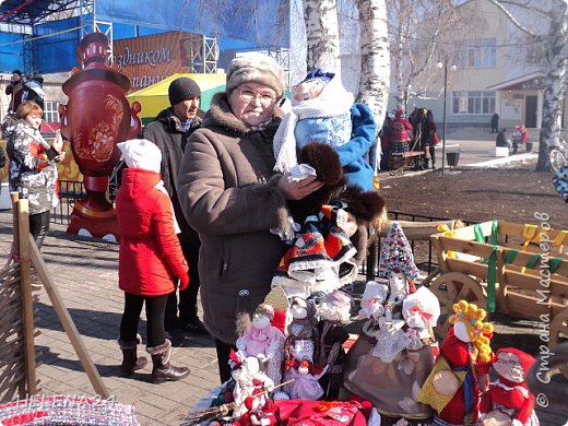 На ярмарке....У меня путного кадра с Маслёной нет.Хотя кажется каждый второй с ней фотографировался.....что-то типа "фото с обезьянкой" (фото 14)