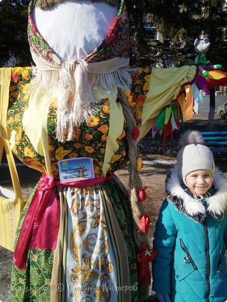 Эта кукла - очень роскошная дама, с характером)
У неё одной была сумка, куда можно было класть записочки с желанием. Я написала, а как же) (фото 16)