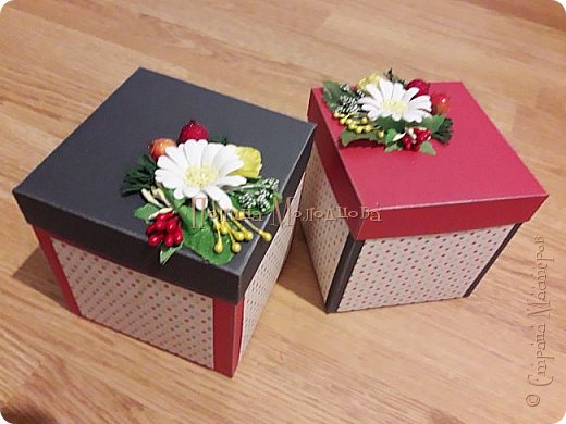 4-ый пункт - упаковка сладкого подарка, чая или кофе.
Я сделала такие две коробочки - они достаточно большие, 1ая (с серой крышечкой) большая около 8,5*8,5см, вторая поменьше. (фото 12)
