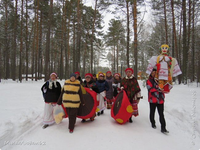 а это наши идут в ценрт гуляния. (фото 6)